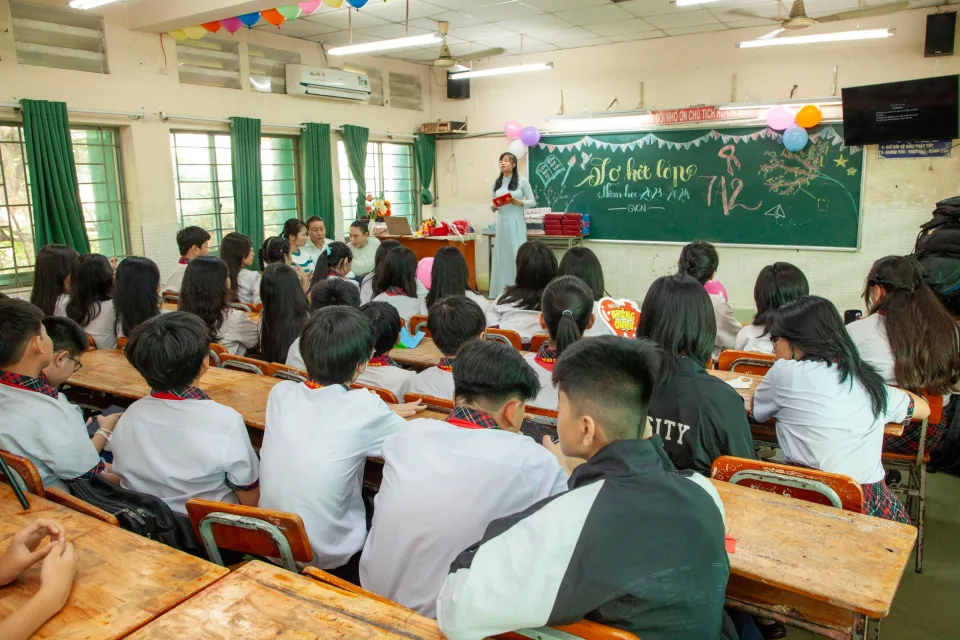 Thầy cô chữa bài cho từng em